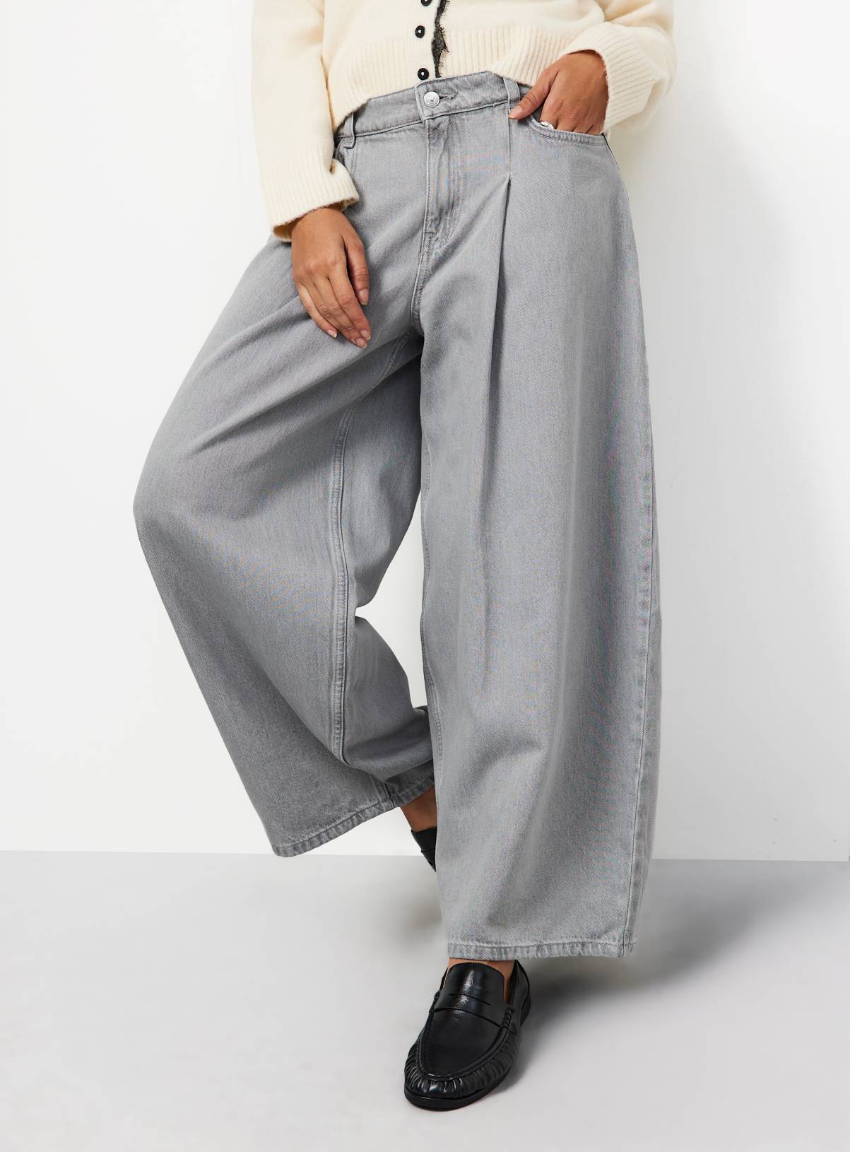 Light Grey Balloon Pleated Denim Jeans 8 - Image 1